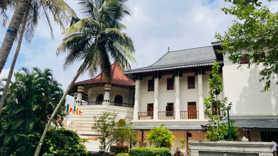 Temple of the Sacred Tooth Relic in Sri Lanka โ photo 2